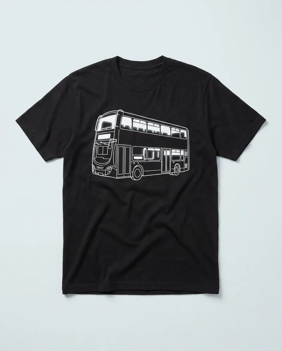 Schwarzes Shirt mit weißem Strichdruck eines Doppeldeckerbusses